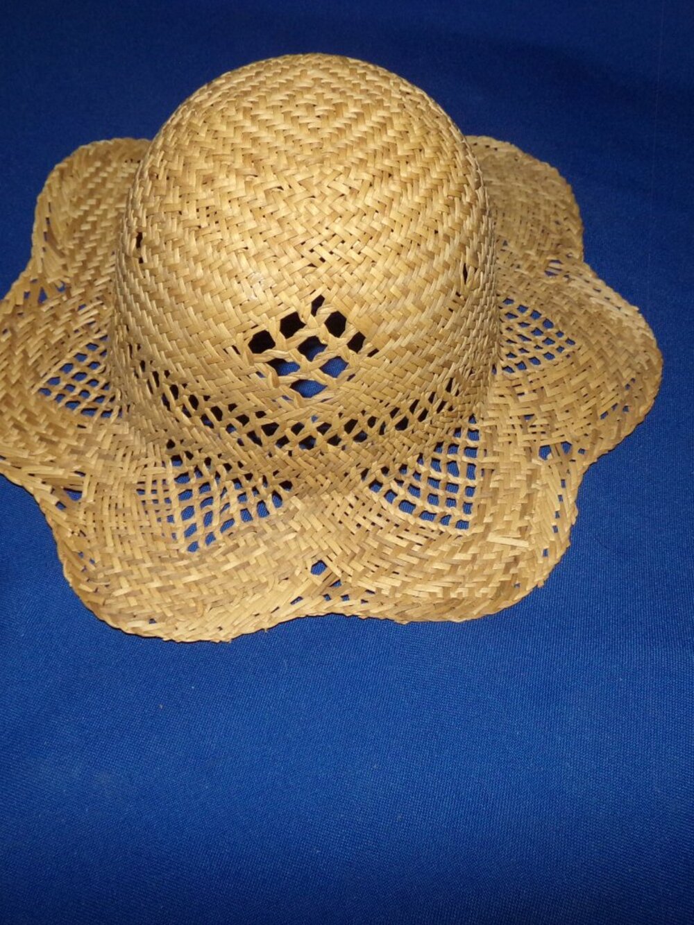 Vintage Lightweight Woven Tan Straw Sun Hat w/ Flower Shape